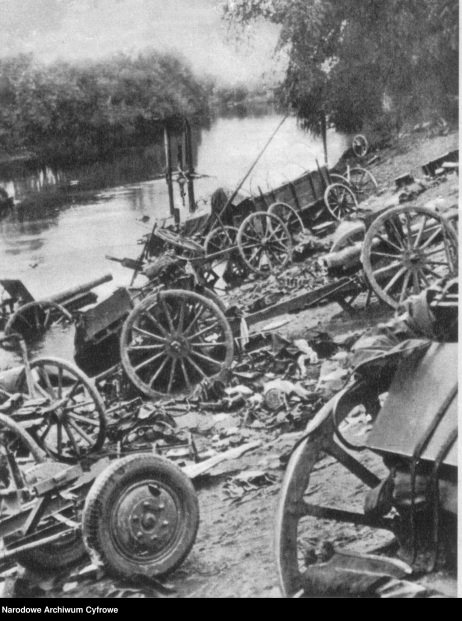 Fot. 2. Polski sprzęt wojskowy rozbity i pozostawiony przez Wojsko Polskie na jednej z przepraw przez rzekę, 1939 r. (NAC)