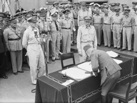 Podpisanie aktu bezwarunkowej kapitulacji Cesarstwa Japonii, USS Missouri, 2 września 1945 r. (domena publiczna)
