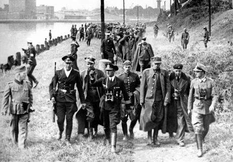 Fot. Obrońcy Westerplatte idą do niemieckiej niewoli (fot. domena publiczna)