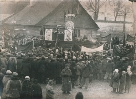 Fot. Wiec agitacyjny przed wyborami 22 października 1939 r. Okupowana Polska, jesień 1939 r. (Grodzieńskie Państwowe Muzeum Historyczno-Archeologiczne)