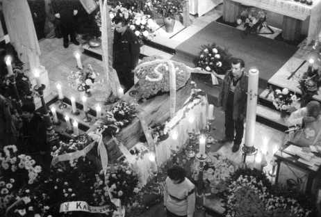 Fot. 2. Pogrzeb bł. ks. Jerzego Popiełuszki, zamordowanego przez funkcjonariuszy Służby Bezpieczeństwa. 3 listopada 1984 r. (IPN)