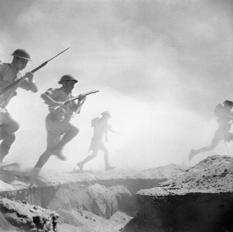 Fot. Brytyjska piechota w trakcie alianckiej ofensywy pod El Alamein. 24 października 1942 r. (domena publiczna)