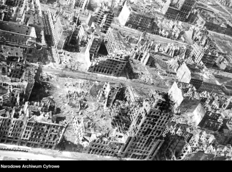 Fot. 1. Zdjęcie lotnicze Śródmieścia Warszawy po II wojnie światowej (NAC)