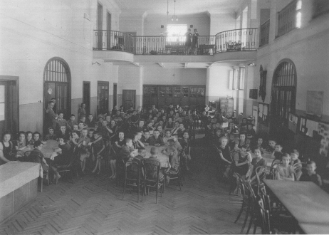 Fot. 1. Dzieci w Domu Sierot. Maj 1940 r. (domena publiczna)