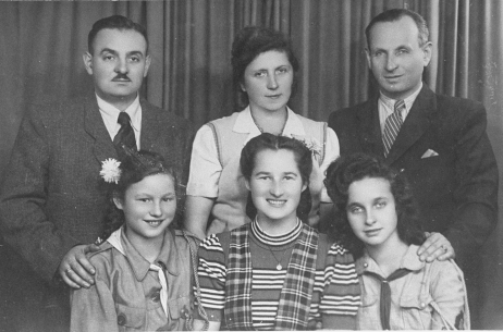 Fot. 1. Helena i Stefania Podgórskie pozują do zdjęcia z Żydami, których uratowały podczas niemieckiej okupacji w Polsce. 1947 r. (United States Holocaust Memorial Museum)