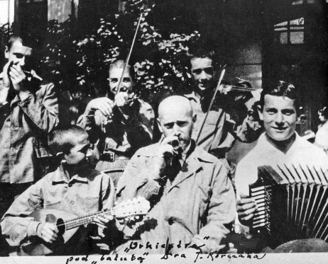 Fot. 2. Dom Sierot. Orkiestra pod batutą Janusza Korczaka. 1923 r. (domena publiczna)