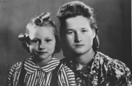 Fot. 2. Helena i Stefania Podgórskie, które podczas okupacji uratowały 13 Żydów. 1944 r., (United States Holocaust Memorial Museum) 