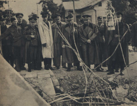 3. Generał Ferdinand Čatloš i komendant Gwardii Hlinki Alexander Mach oglądają most zniszczony w trakcie działań zbrojnych. Nowy Targ, 1939 r. (domena publiczna)