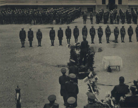2. Dekoracja żołnierzy słowackich biorących udział w wojnie przeciwko Polsce. Poprad, 5 października 1939 r. (domena publiczna)