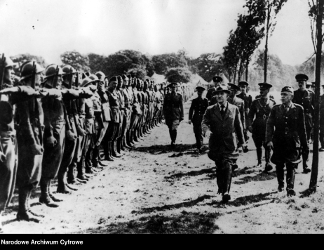 Fot. 3. Edvard Beneš przed frontem oddziałów Legionu Czechosłowackiego. 1940 r. (NAC)