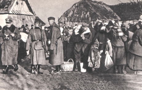 Fot. 1. Polscy rolnicy wysiedlani z Zamojszczyzny. Zima 1942/1943 (domena publiczna)