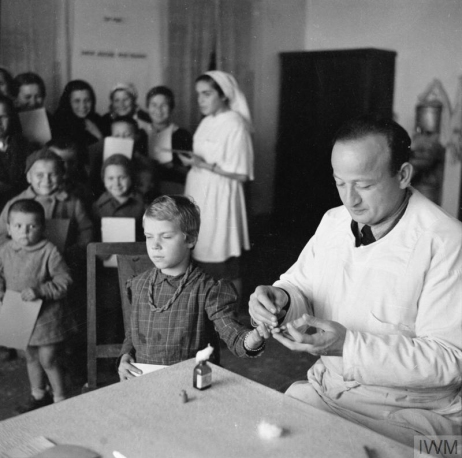 Fot. 1. Polski lekarz wykonuje badanie krwi małej dziewczynki w przychodni w Teheranie. Grudzień 1942 r. (Imperial War Museum)