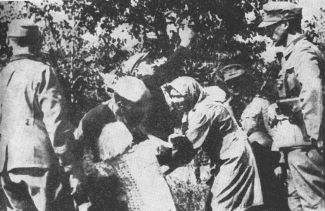 Fot. 2. Rabunek polskich dzieci podczas operacji wysiedleńczej na Zamojszczyźnie. 1943 r. (domena publiczna)