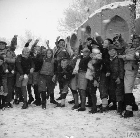 Fot. 2. Polskie dzieci w Iranie rzucające śnieżki w stronę kamerzysty. Grudzień 1942 r. (Imperial War Museum)