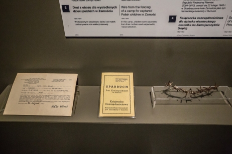 Fot. 4. Drut z obozu dla wysiedlonych polskich dzieci w Zamościu oraz kopia dokumentu książeczki oszczędnościowej dla dziecka niemieckiego osadnika na Zamojszczyźnie (MIIWŚ)