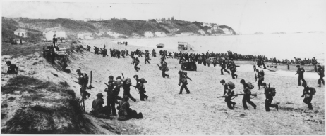 Fot. Lądowanie amerykańskich żołnierzy w pobliżu Algieru. Afryka Północna, 1942 r. (domena publiczna)