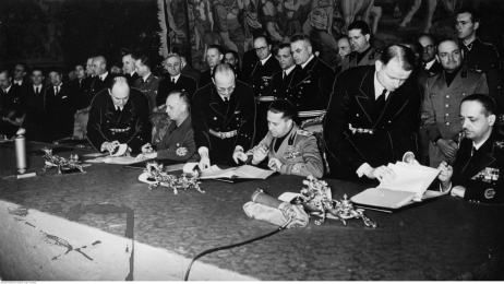 Fot. Podpisanie paktu trzech przez ministra spraw zagranicznych Węgier w Wiedniu. Za stołem od prawej widoczni: István Csáky, Galeazzo Ciano, Joachim von Ribbentrop i Saburō Kurusu. Wiedeń, 20 listopada 1940 r. (Narodowe Archiwum Cyfrowe)