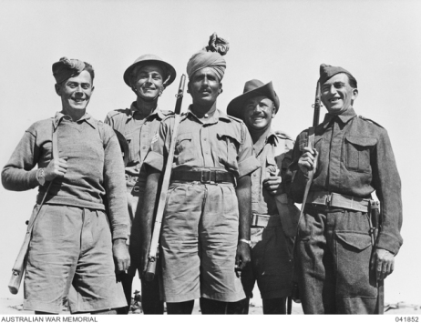 Fot. Alianccy żołnierze walczący w Tobruku. Od lewej stoją: Polak, Brytyjczyk, Hindus, Australijczyk i Czech. 1941 r. (domena publiczna)