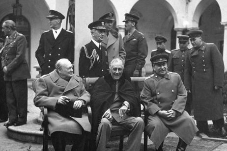 Fot. 3. Winston Churchill, Franklin D. Roosevelt i Józef Stalin podczas konferencji w Jałcie. 1945 r. (domena publiczna)