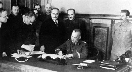 Fot. 3. Władysław Sikorski podpisuje w Moskwie traktat o wzajemnej pomocy między ZSRS a Polską. Grudzień 1941 r. (domena publiczna)
