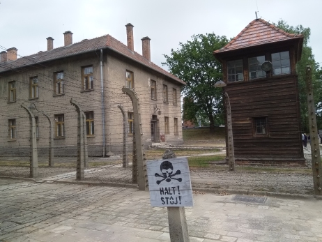 Fot. 1. Zachowana część dawnego kompleksu KL Auschwitz I – obecnie Państwowe Muzeum Auschwitz-Birkenau. W tle, na wzniesieniu, widoczne pozostałości krematorium. Nieopodal tego miejsca 16 kwietnia 1947 r. stracono na szubienicy Rudolfa Hoessa, byłego komendanta obozu. Widok współczesny (MIIWŚ)