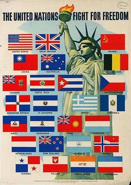 Fot. Amerykański plakat wojenny z 1942 r. przedstawiający flagi 26 państw alianckich, które podpisały Deklarację Narodów Zjednoczonych (domena publiczna).
