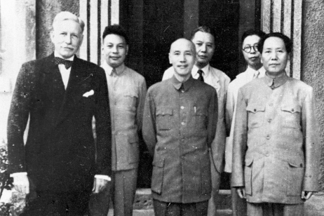 Fot. 3. Czang Kaj-szek, przewodniczący Komunistycznej Partii Chin Mao Zedong i ambasador Stanów Zjednoczonych Patrick J. Hurley. 1945 r. (domena publiczna)