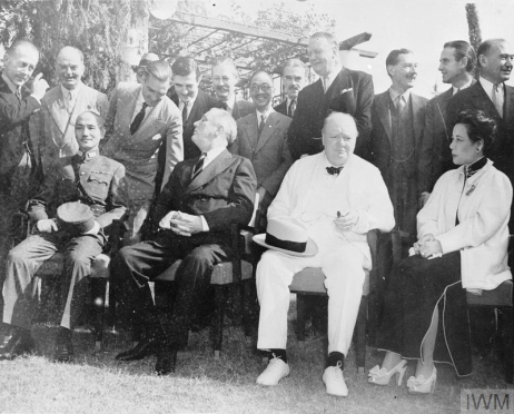 Fot. 2. Czang Kaj-szek, Roosvelt i Churchill w czasie konferencji w Kairze. 1943 r. (domena publiczna)