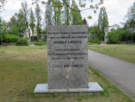 Fot. 1. Pomnik upamiętniający zbrodnię w Wawrze z 27 grudnia 1939 r. (domena publiczna)