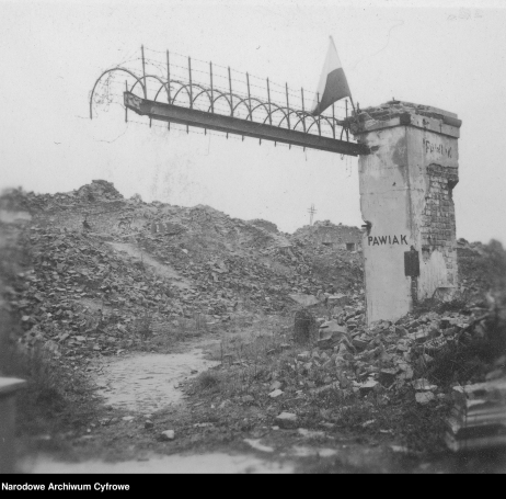 Fot. 2. Fragment ruin muru Pawiaka w Warszawie. 1948 r. (NAC). 