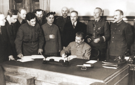 Fot. 1. Podpisanie wspólnej, polsko-sowieckiej deklaracji. Moskwa, grudzień 1941 (domena publiczna)