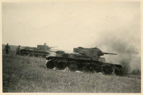 Fot. 1. Płonące, zniszczone w czasie walki sowieckie czołgi BT-7. Czerwiec 1941 r. (MIIWŚ)
