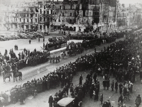 Fot. 1. Defilada 1. Armii Wojska Polskiego Alejami Jerozolimskimi. Warszawa, 19 stycznia 1945 r. (NAC)