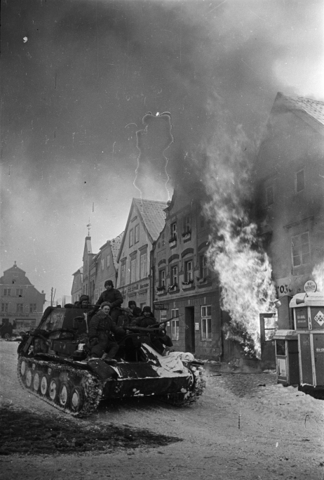Fot. 1. Sowieckie jednostki w trakcie ofensywy styczniowej. Styczeń–luty 1945 r. (fot. A. Szajchet; MIIWŚ)