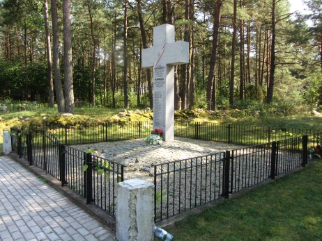 Fot. 1. Pomnik w Koniuchach ze spisem ofiar sowieckiej zbrodni (domena publiczna)