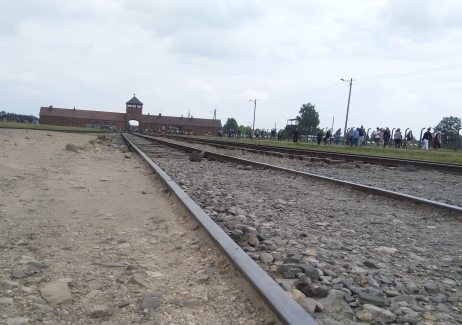 Fot. 2. „Brama śmierci” do Birkenau, widok od strony rampy obozowej – obecnie Państwowe Muzeum Auschwitz-Birkenau w Oświęcimiu, widok współczesny (MIIWŚ)