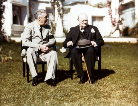 Prezydent Stanów Zjednoczonych Franklin Delano Roosevelt i premier Wielkiej Brytanii Winston Churchill podczas konferencji w Casablance. Styczeń 1943 r. (domena publiczna)