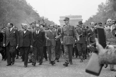 Fot. 4. De Gaulle w wyzwolonym Paryżu. Sierpień 1944 r. (domena publiczna)