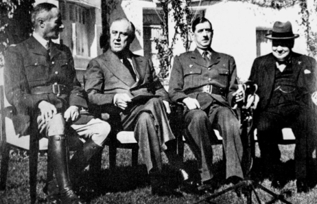 Fot. 3. Henri Giraud, Franklin D. Roosevelt, Charles de Gaulle i Winston Churchill czasie konferencji w Casablance. Styczeń 1943 r. (domena publiczna)