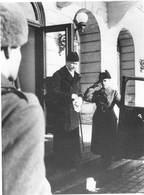Mannerheim opuszcza pałac prezydencki w Helsinkach po zakończeniu prezydentury 4 marca 1946 r. (domena publiczna)