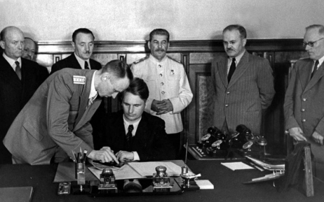Fot. 3. Podpisanie w Moskwie porozumienia o powstaniu Tymczasowego Rządy Jedności Narodowej (Mikołajczyk stoi pierwszy z lewej). Czerwiec 1945 r. (domena publiczna)