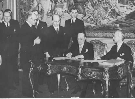 Fot. 3. Podpisanie porozumienia sojuszniczego Węgier i Jugosławii, premier Teleki widoczny jest na lewo, w okularach. 14 marca 1941 (NAC)