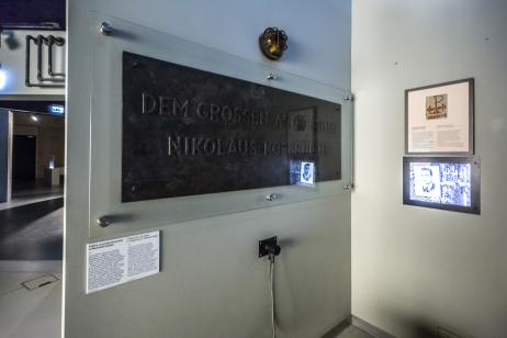 Fot. Kopia tablicy zdjętej przez Macieja Aleksego Dawidowskiego „Alka”, prezentowana na wystawie głównej Muzeum II Wojny Światowej w Gdańsku (MIIWŚ)