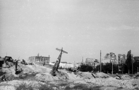 Fot 1. Zestrzelony niemiecki samolot w ruinach Stalingradu. Luty 1943 r. (zbiory F. Koimszydi)