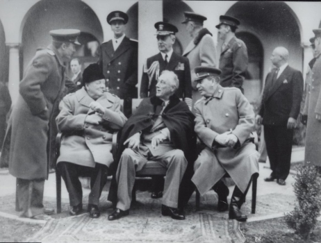 Fot. Wielka trójka podczas konferencji w Jałcie. Od lewej na pierwszym planie: brytyjski premier Winston Churchill; prezydent Stanów Zjednoczonych Franklin D. Roosevelt i sowiecki dyktator Józef Stalin. Luty 1945 (MIIWŚ)