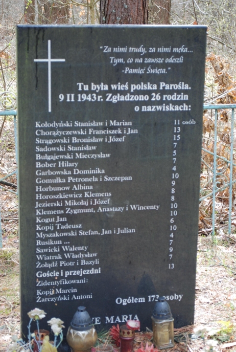 Tablica upamiętniająca zbrodnię we wsi Parośla z 9 lutego 1943 r. (domena publiczna)