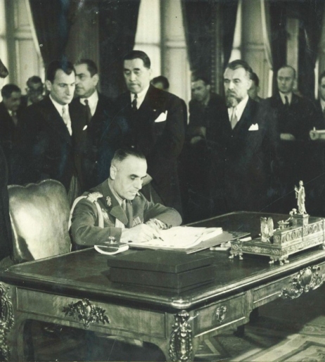 Fot. 1. Generał Dumitru Dămăceanu podpisujący traktat paryski w imieniu Rumunii (domena publiczna)