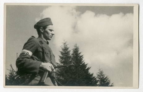 Grafika na tło: Fotografia por. Romana Medwicza „Morskiego”, 1944–1945 (MIIWŚ)