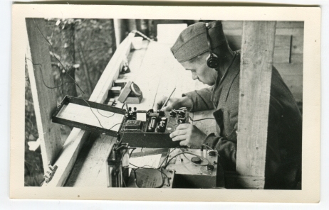 Fot. Radiostacja Okręgu Kraków AK w czasie nadawania. Utrzymywanie łączności było niezwykle istotnym elementem codzienności partyzanckiej, 1944–1945 (MIIWŚ)
