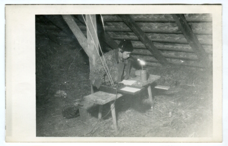 Fot.: Radiostacja Okręgu Kraków AK w czasie nadawania z meliny we wsi Siepraw na pogórzu wielickim, 1944 (MIIWŚ).